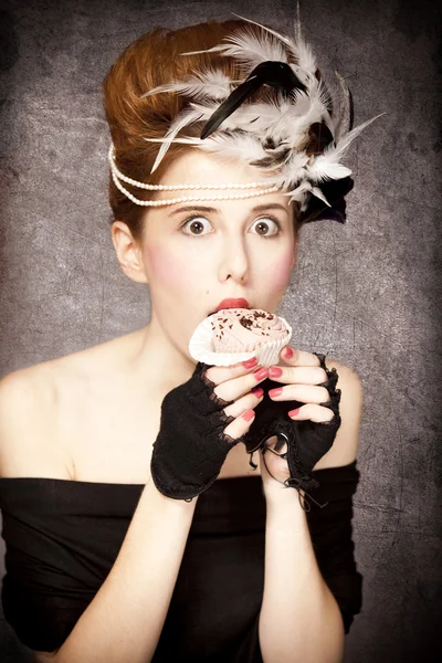 Rödhårig tjej med rokoko hår stil och tårta i studio på vintag — Stockfoto