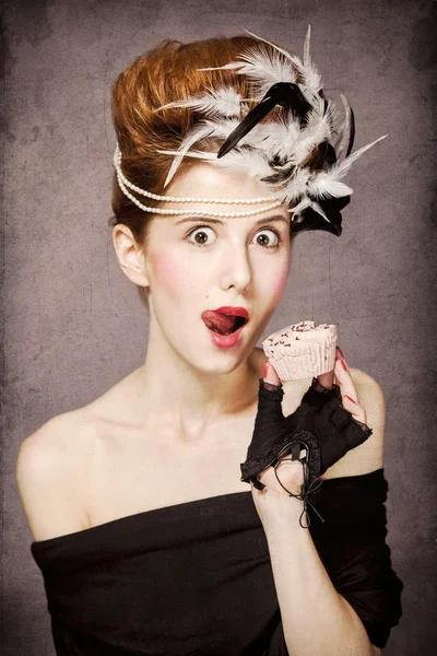 Roodharige meisje met rococo kapsel en cake in studio in vintag — Stockfoto