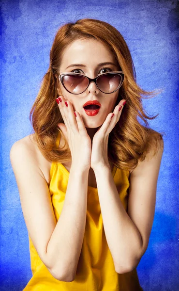 Chica pelirroja americana en gafas de sol. Foto en estilo 60 . — Foto de Stock