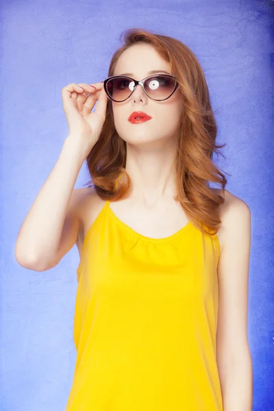 Menina ruiva americana em óculos de sol. Foto em estilo dos anos 60 . — Fotografia de Stock