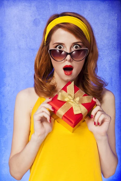 Американская рыжая девушка в солнечных очках с подарком . — стоковое фото