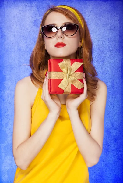 Американський руда дівчина в сонцезахисні окуляри з подарунок. — стокове фото