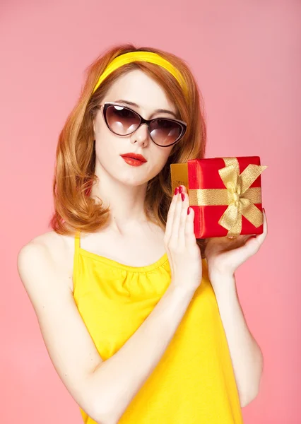 Amerikai vöröshajú lány a napszemüveg ajándék. — Stock Fotó