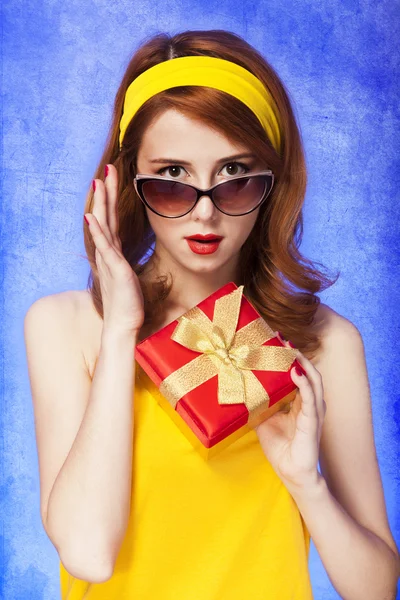 Американская рыжая девушка в солнечных очках с подарком . — стоковое фото