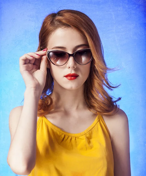 Americká rusovláska dívka sluneční brýle. Foto v šedesátých letech stylu. — Stock fotografie