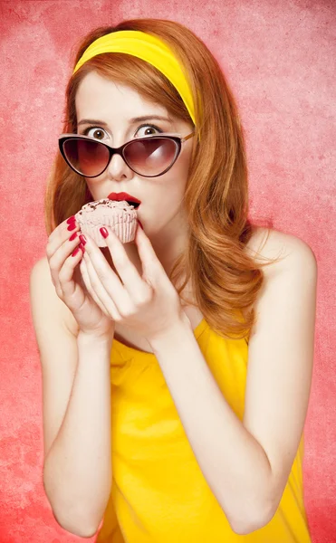 Menina ruiva americana em óculos de sol com bolo . — Fotografia de Stock