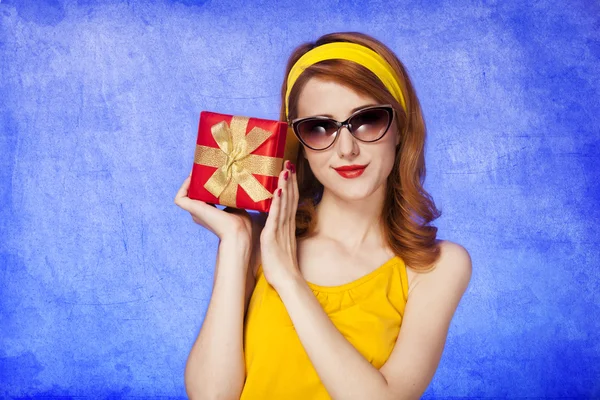 Amerikan Kızıl saçlı kız hediye ile güneş gözlüğü. — Stok fotoğraf