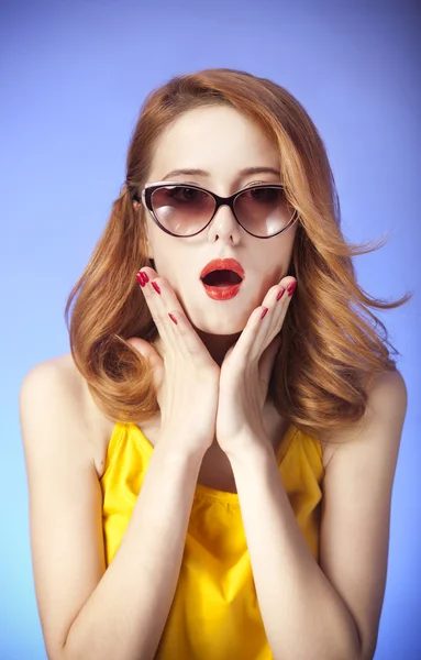Американская рыжая девушка в солнечных очках. Фото в стиле 60-х годов . — стоковое фото
