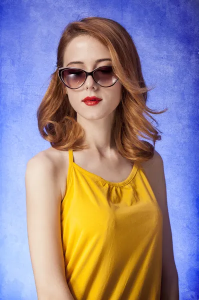 American redhead girl in sunglasses. Photo in 60s style. — Stock Photo, Image