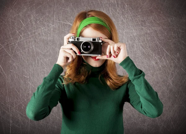 Americano rossa ragazza con macchina fotografica . — Foto Stock