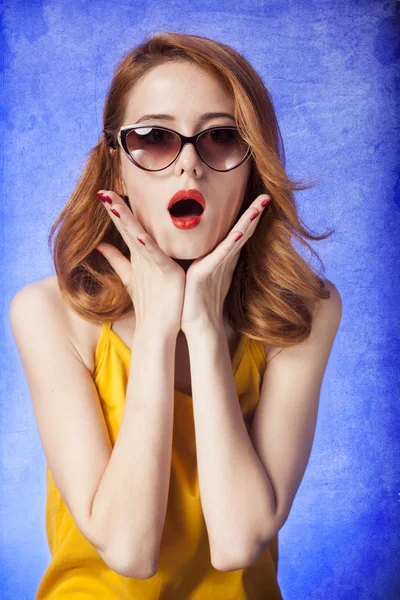 Américaine rousse fille en lunettes de soleil. Photo dans le style des années 60 . — Photo