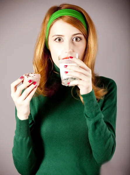 Amerikaanse roodharige meisje met melk en taart — Stockfoto