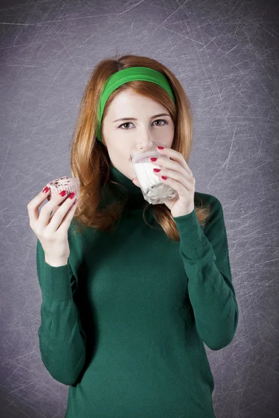 Süt ve pasta ile Amerikan Kızıl saçlı kız — Stok fotoğraf