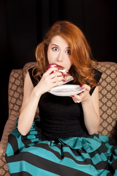 赤毛の女の子が密かにケーキを食べる. — ストック写真