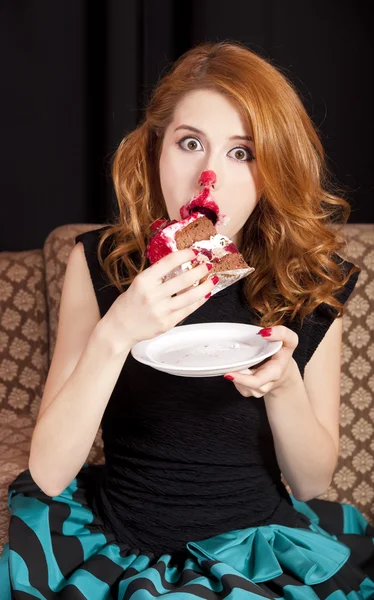 Kızıl saçlı kız gizlice pasta yemeye. — Stok fotoğraf