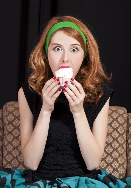 Kızıl saçlı kız gizlice pasta yemeye. — Stok fotoğraf
