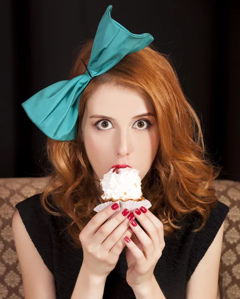 红发女孩偷偷地吃蛋糕. — 图库照片