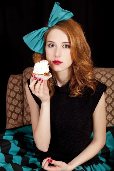 Pelirroja chica comiendo en secreto pastel . — Foto de Stock