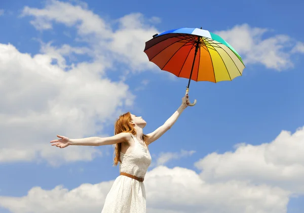 Девушка с зонтиком на фоне неба . — стоковое фото