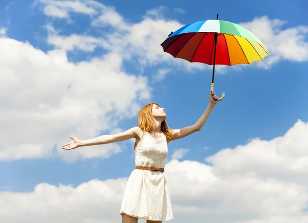 Meisje met paraplu bij hemelachtergrond. — Stockfoto