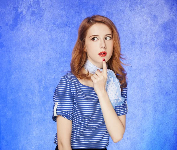 Έκπληξη αμερικανική κοκκινομάλλα κοπέλα στο suglasses. — Φωτογραφία Αρχείου