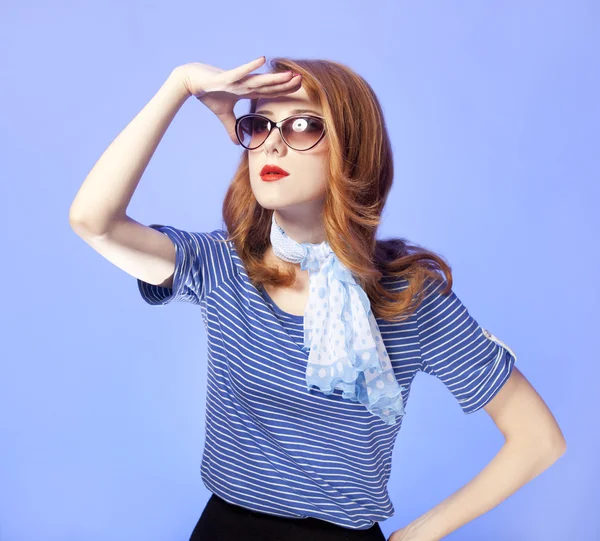 Amerikanische rothaarige Mädchen mit Sonnenbrille. — Stockfoto