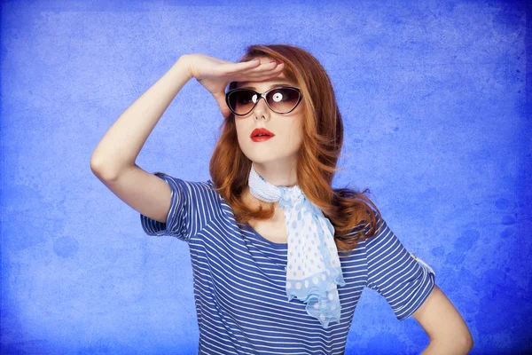 Американская рыжая девушка в солнечных очках . — стоковое фото