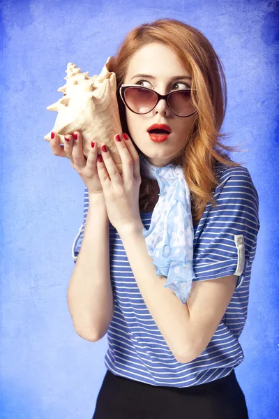 Chica pelirroja americana en gafas de sol . —  Fotos de Stock