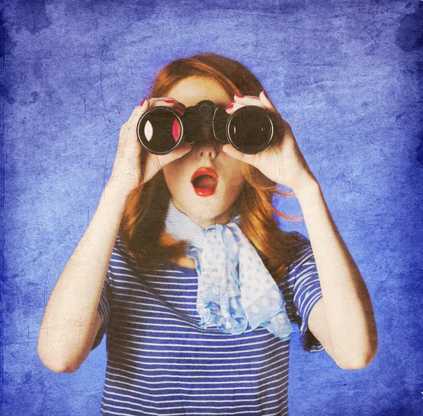 Chica pelirroja americana en gafas de sol con binocular — Foto de Stock