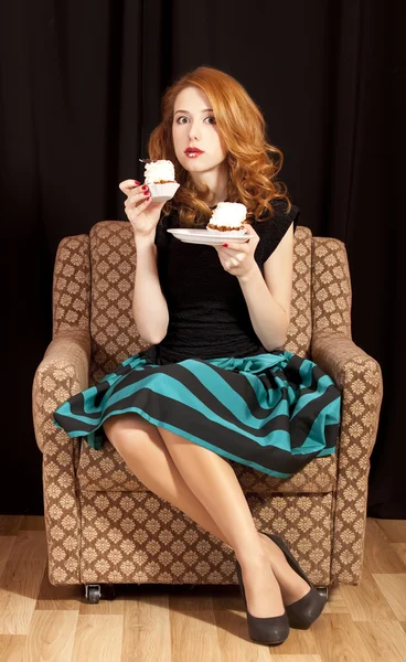 Руда дівчина таємно їсть торт . — стокове фото