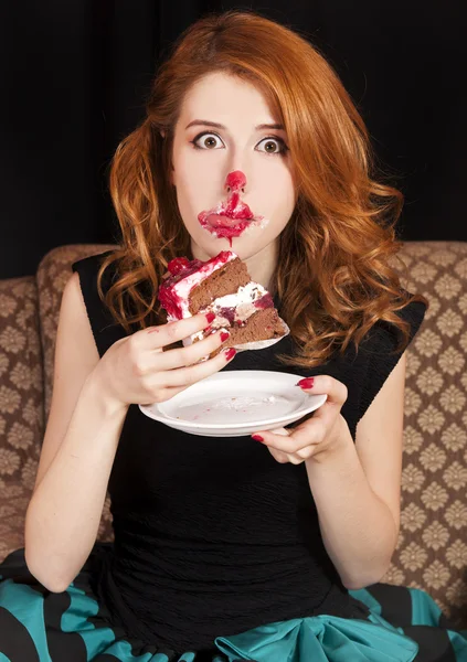 赤毛の女の子がケーキを食べる — ストック写真