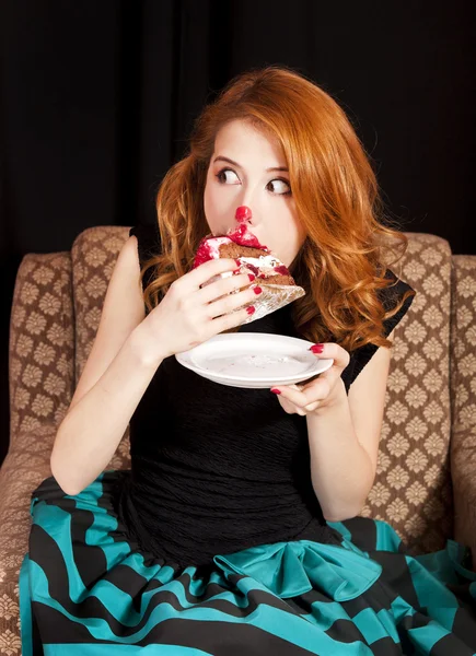 케이크를 먹는 빨간 머리 소녀 — 스톡 사진