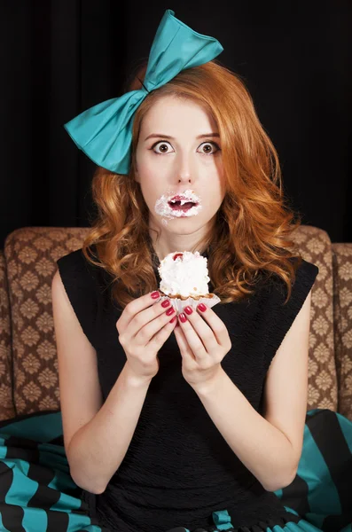 Vöröshajú lány enni tortát — Stock Fotó