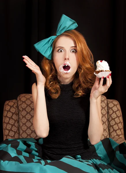 Rusovláska dívka jíst dort — Stock fotografie
