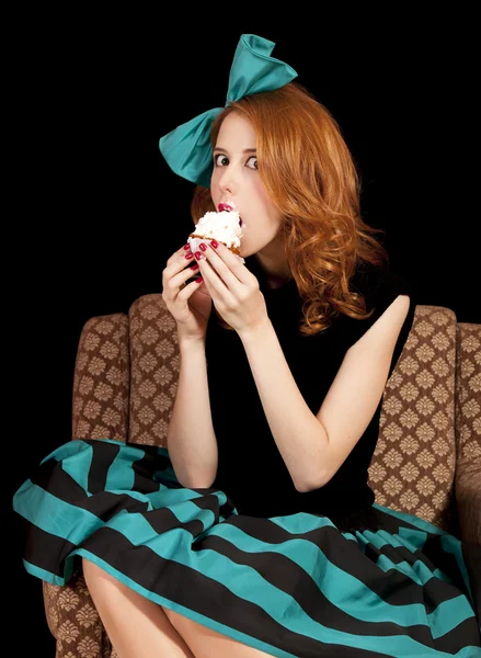 Рыжая девушка ест торт — стоковое фото