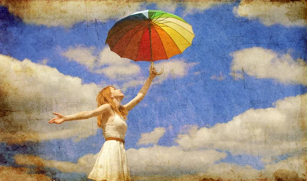 伞在天空背景的女孩. — 图库照片