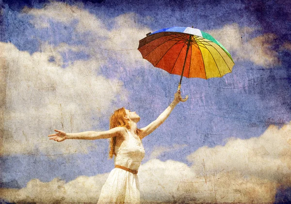 Mädchen mit Regenschirm am Himmel Hintergrund. — Stockfoto
