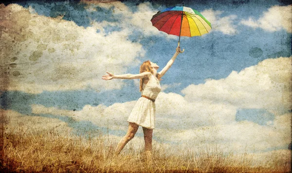 Dziewczyna z parasolem na łące. — Zdjęcie stockowe