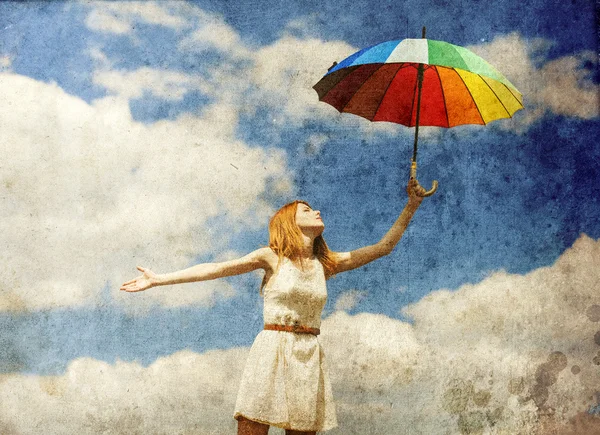 Dívka s deštníkem na pozadí oblohy. — Stock fotografie