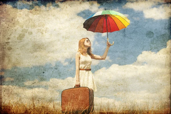 Mooi roodharig meisje met paraplu en koffer in buiten. — Stockfoto