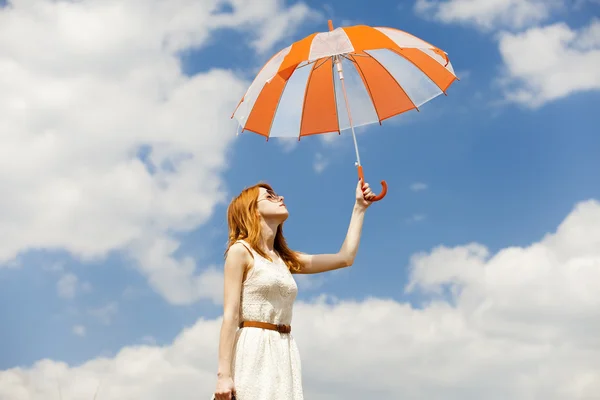 Dziewczyna z parasolem na tle nieba. — Zdjęcie stockowe