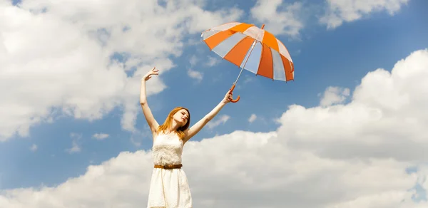 Дівчина з парасолькою на фоні неба . — стокове фото