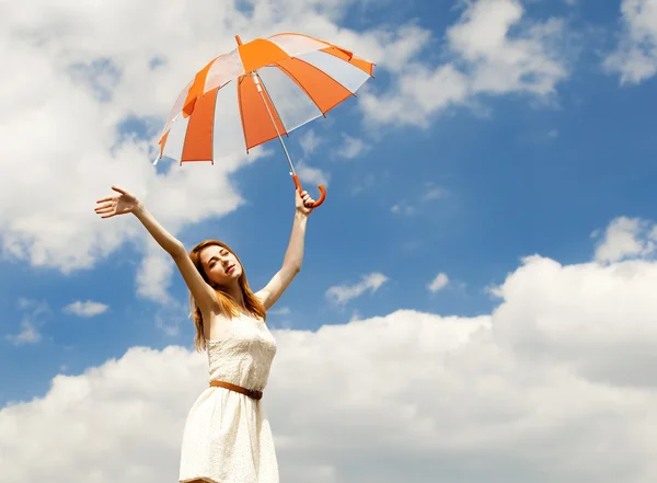 上空の背景で傘を持つ少女. — ストック写真
