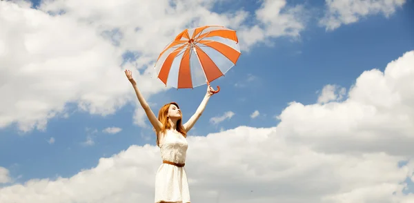 上空の背景で傘を持つ少女. — ストック写真