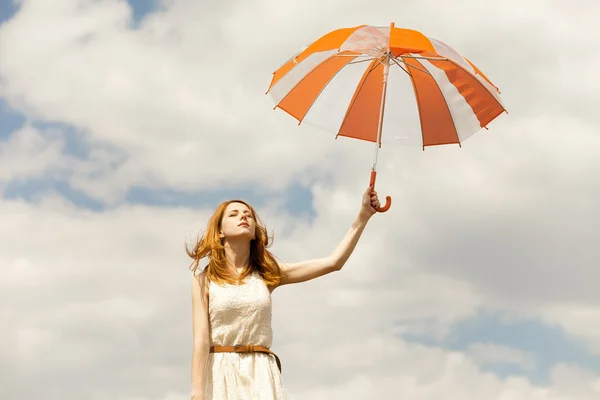 Gökyüzü arka plan, şemsiye ile kız. — Stok fotoğraf