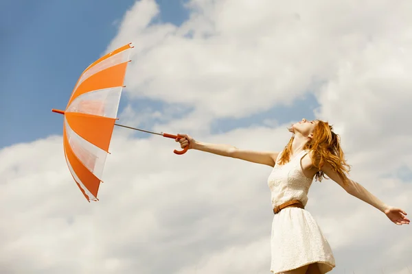 Дівчина з парасолькою на фоні неба . — стокове фото
