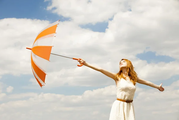 Mädchen mit Regenschirm am Himmel Hintergrund. — Stockfoto