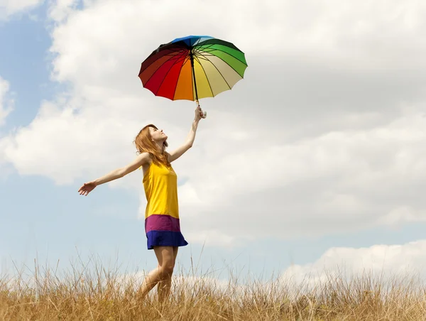 牧草地で傘を持つ少女. — ストック写真