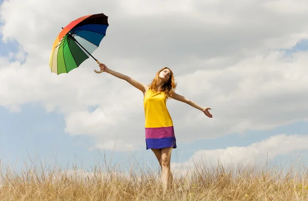 Dziewczyna z parasolem na łące. — Zdjęcie stockowe