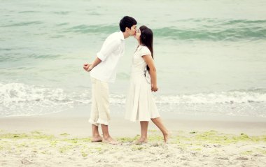 Çift sahilde öpüşme